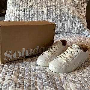 Soludos classic lace up tennis shoe - size 9 - White